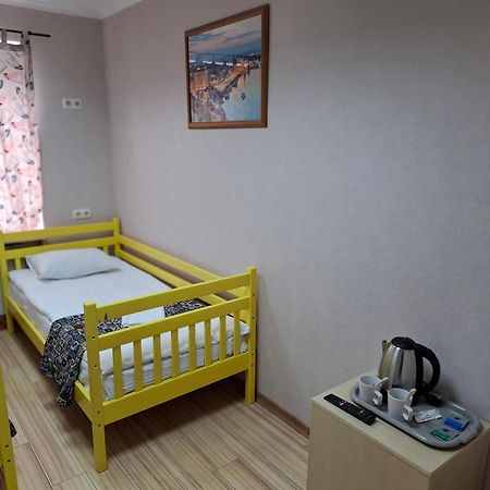 Guest House "Vladimirskaya 42" Kiev Bagian luar foto