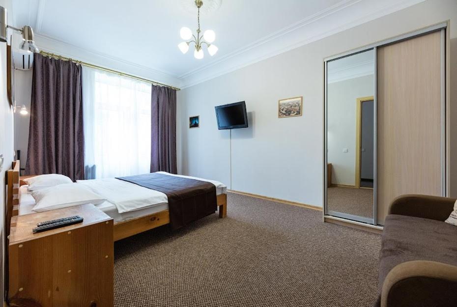 Guest House "Vladimirskaya 42" Kiev Bagian luar foto