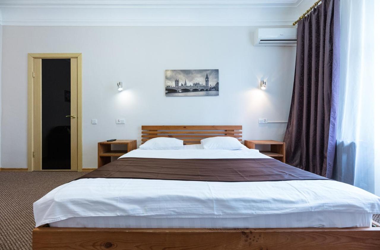 Guest House "Vladimirskaya 42" Kiev Bagian luar foto
