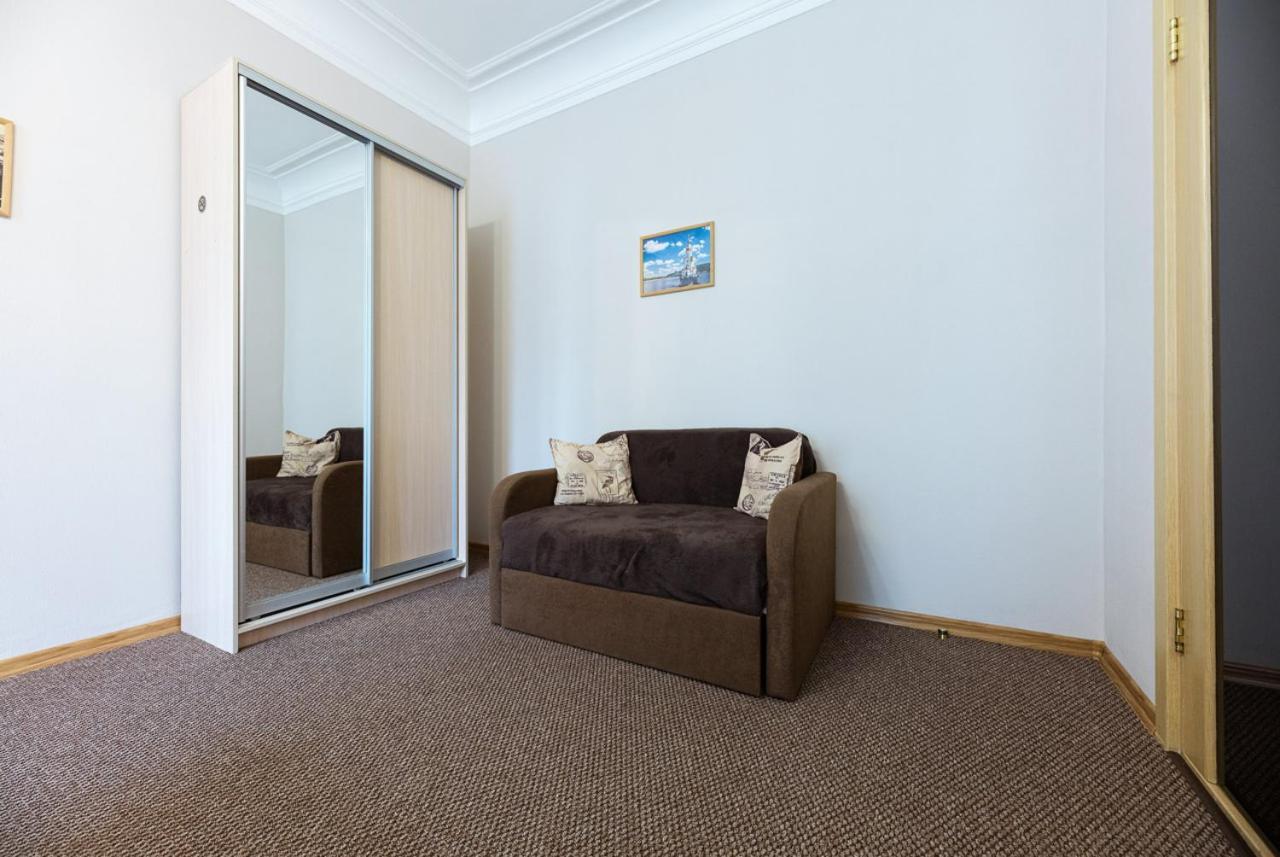 Guest House "Vladimirskaya 42" Kiev Bagian luar foto