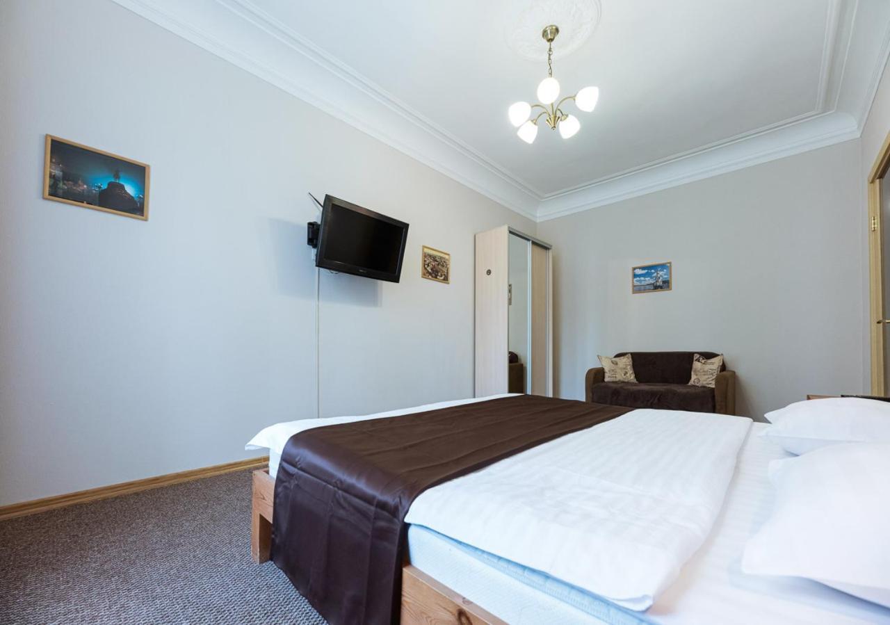 Guest House "Vladimirskaya 42" Kiev Bagian luar foto