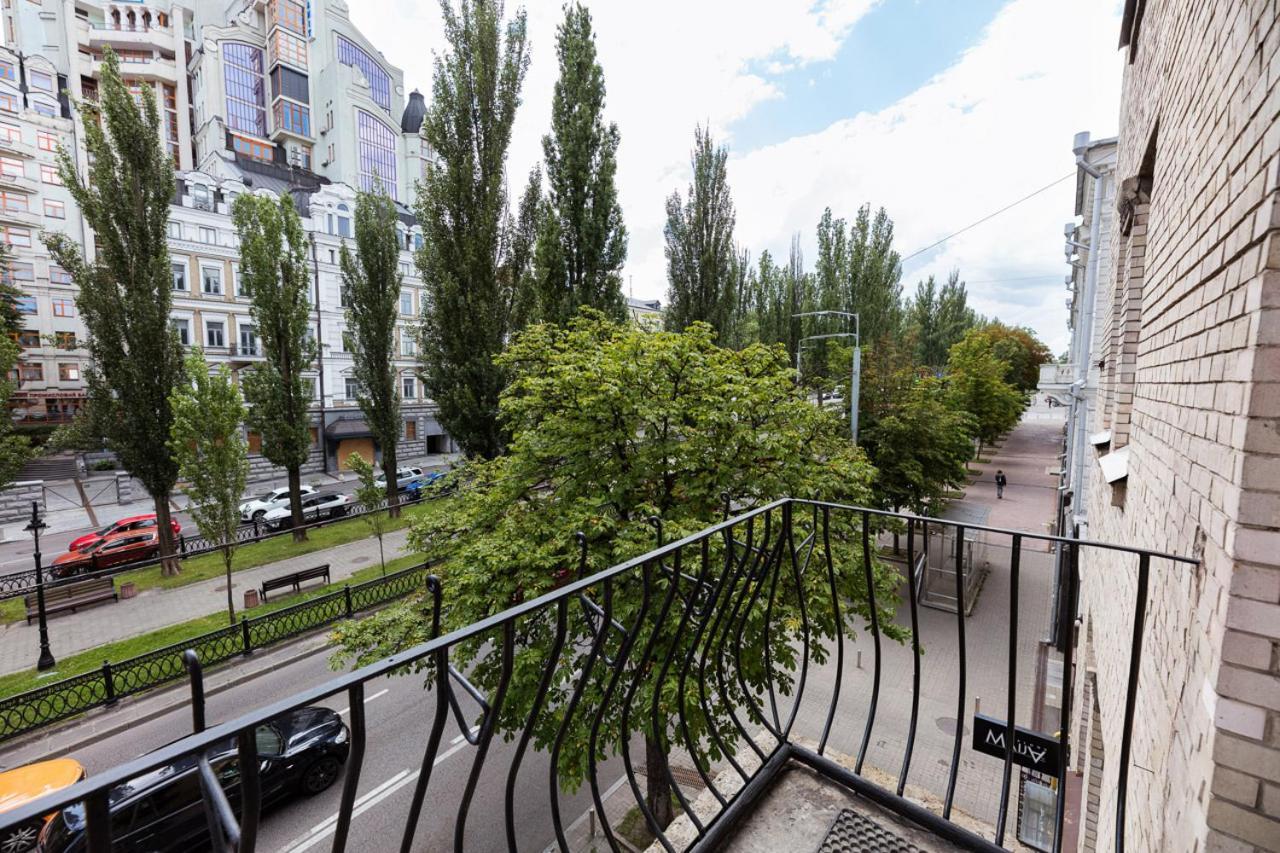 Guest House "Vladimirskaya 42" Kiev Bagian luar foto