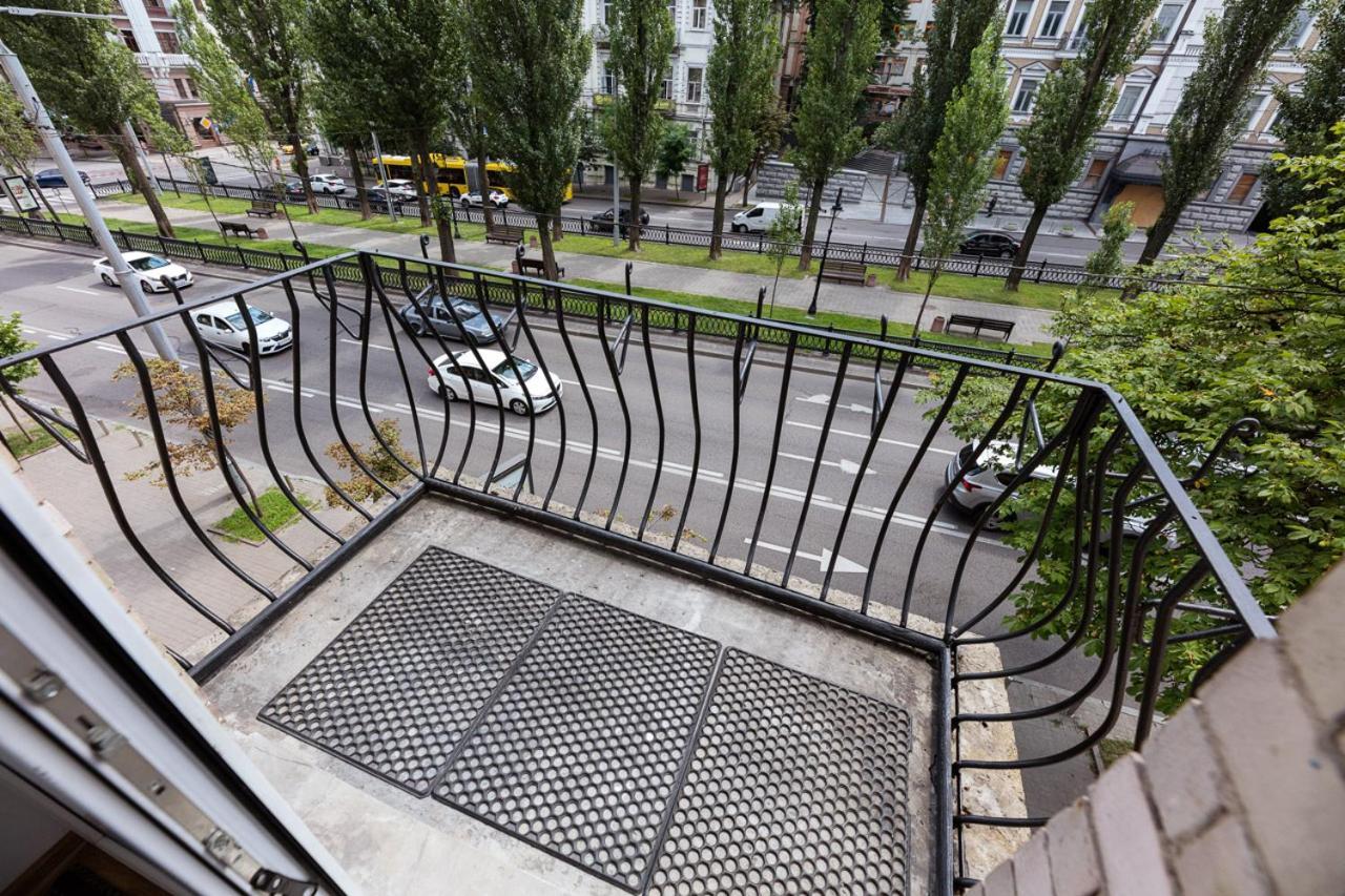 Guest House "Vladimirskaya 42" Kiev Bagian luar foto