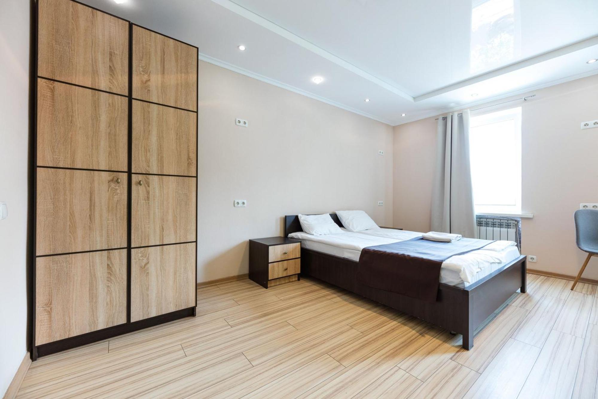 Guest House "Vladimirskaya 42" Kiev Bagian luar foto