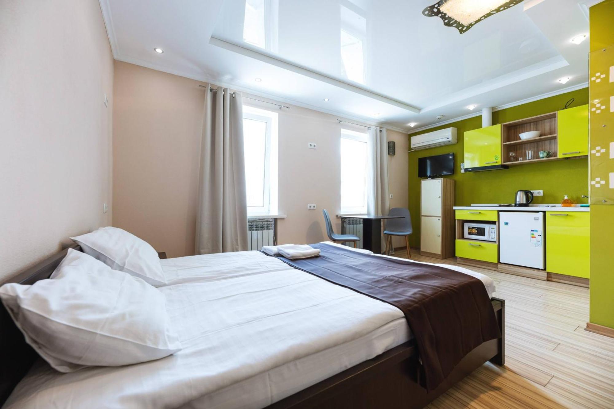 Guest House "Vladimirskaya 42" Kiev Bagian luar foto