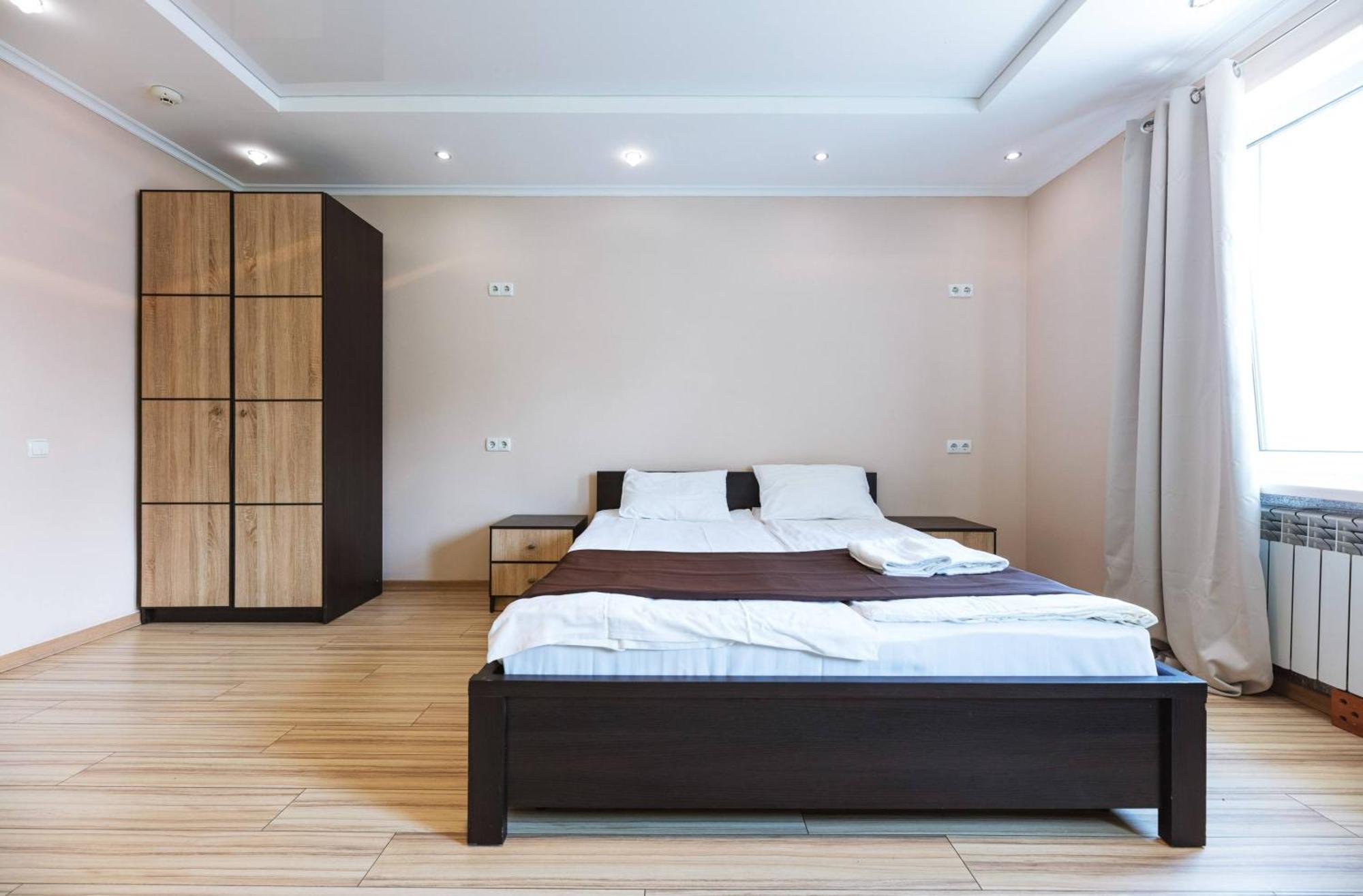 Guest House "Vladimirskaya 42" Kiev Bagian luar foto