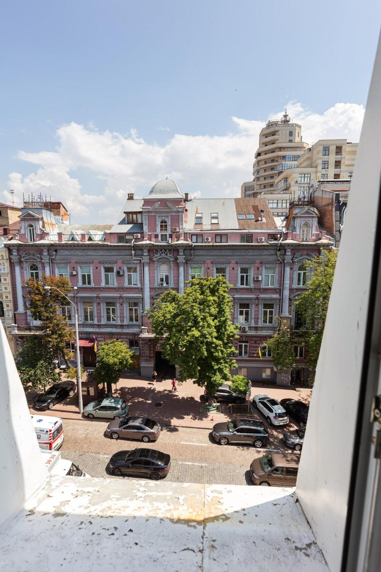 Guest House "Vladimirskaya 42" Kiev Bagian luar foto