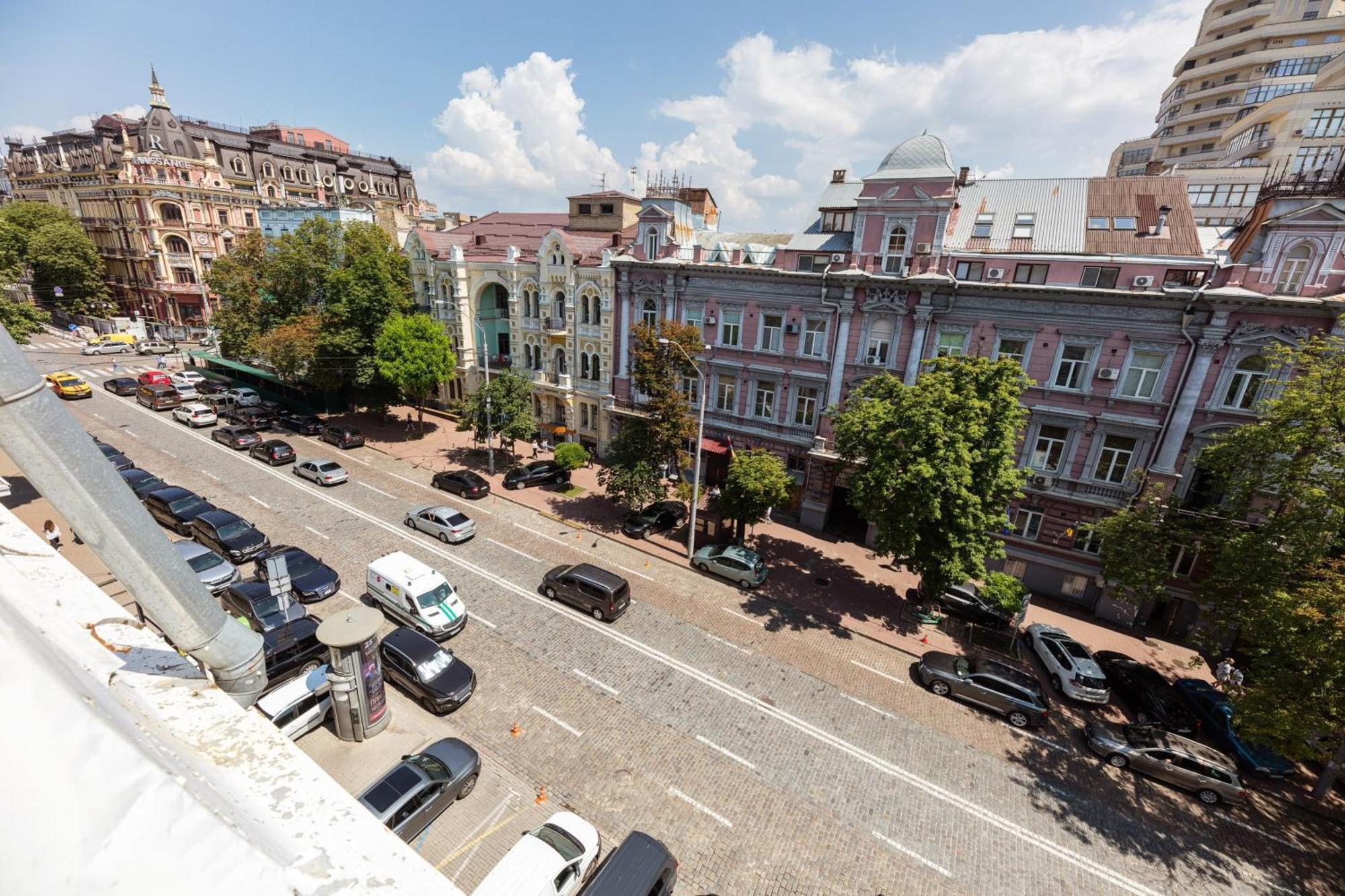 Guest House "Vladimirskaya 42" Kiev Bagian luar foto