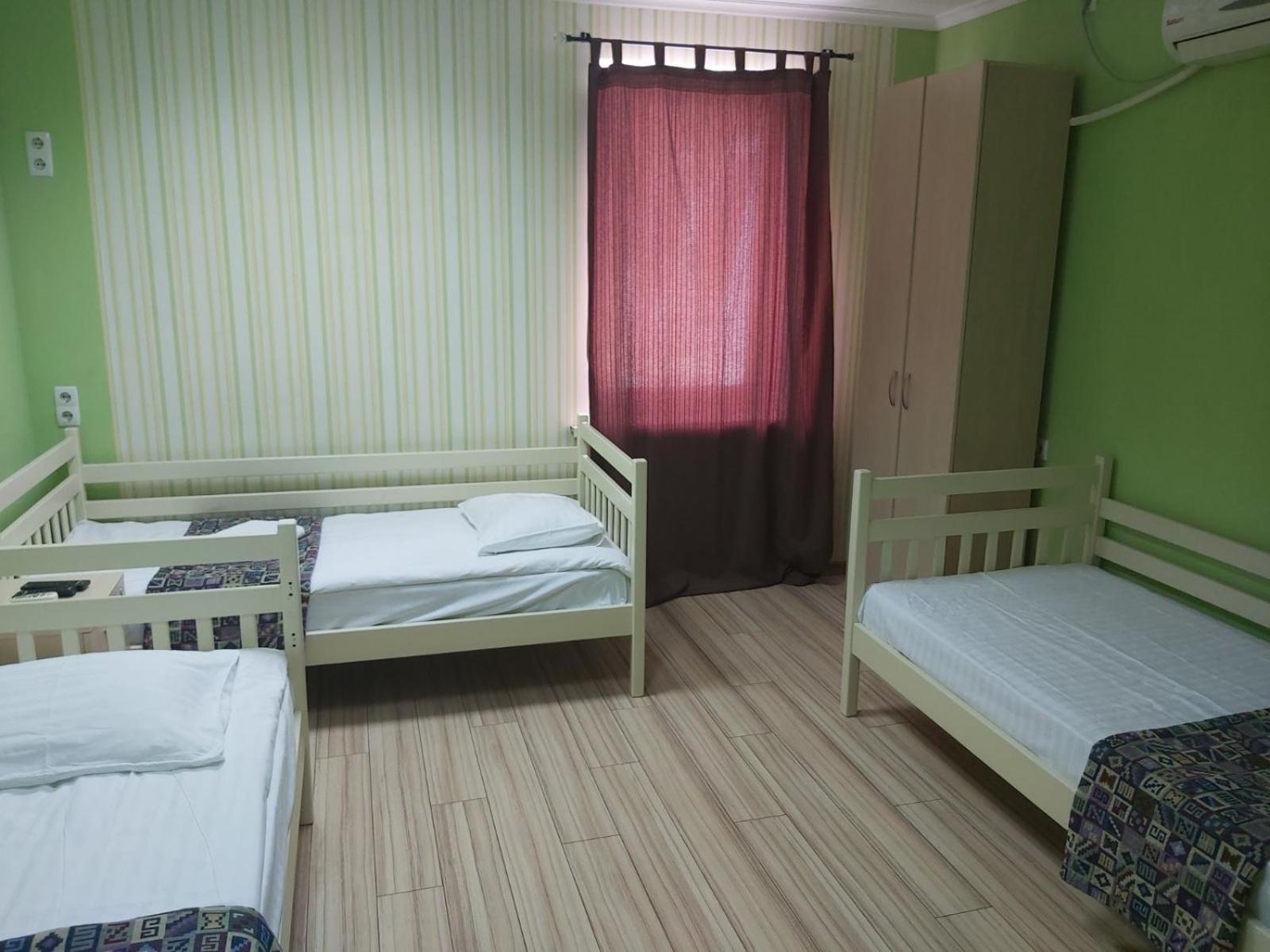 Guest House "Vladimirskaya 42" Kiev Bagian luar foto