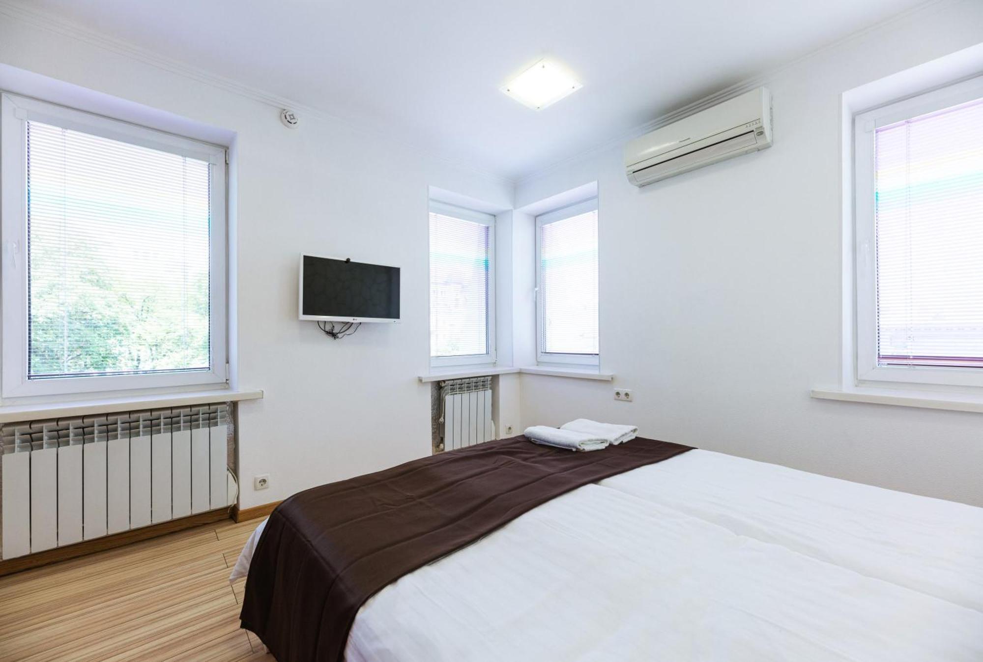 Guest House "Vladimirskaya 42" Kiev Bagian luar foto