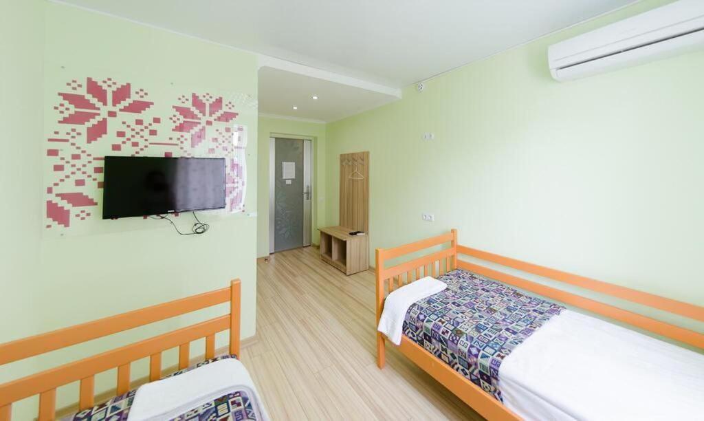 Guest House "Vladimirskaya 42" Kiev Bagian luar foto