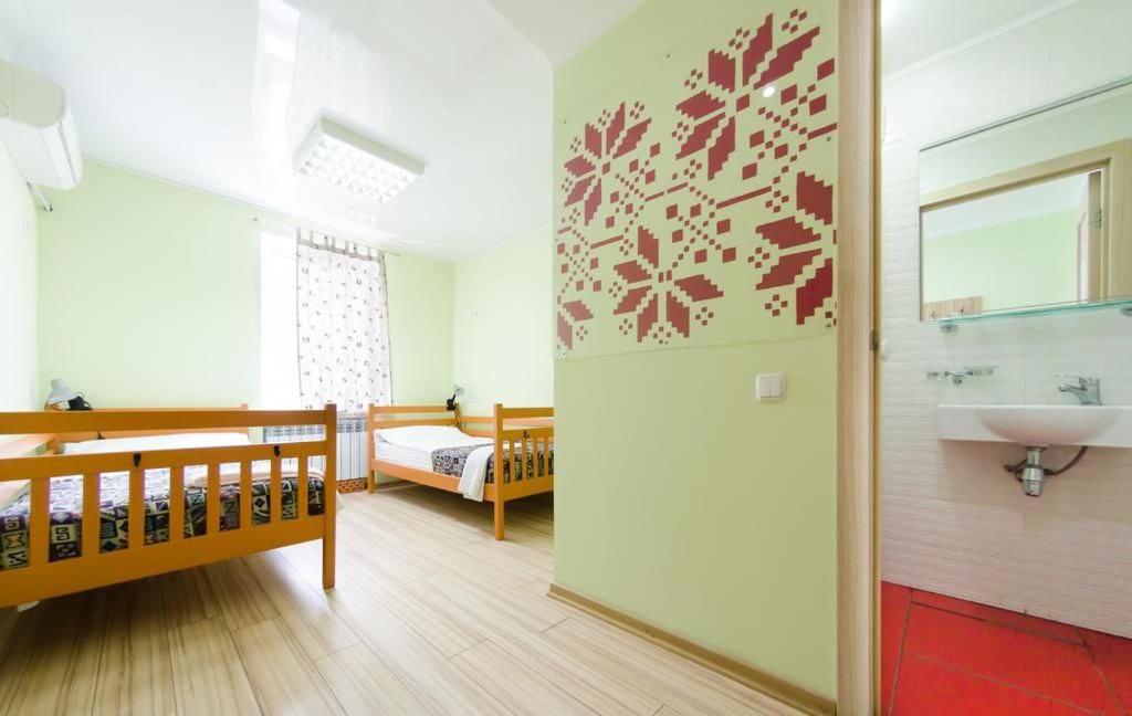 Guest House "Vladimirskaya 42" Kiev Bagian luar foto