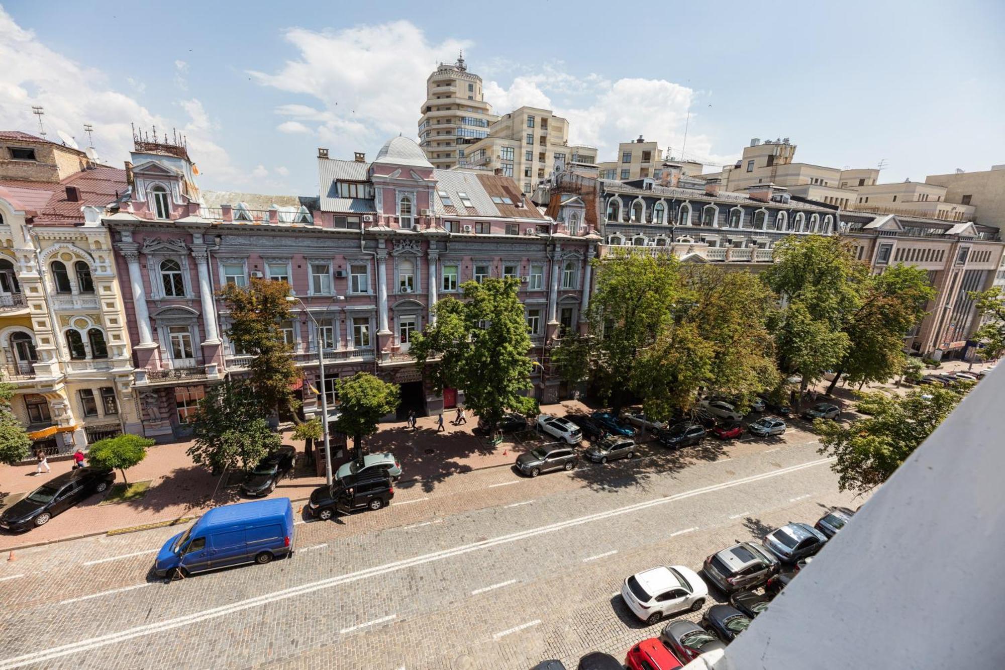 Guest House "Vladimirskaya 42" Kiev Bagian luar foto