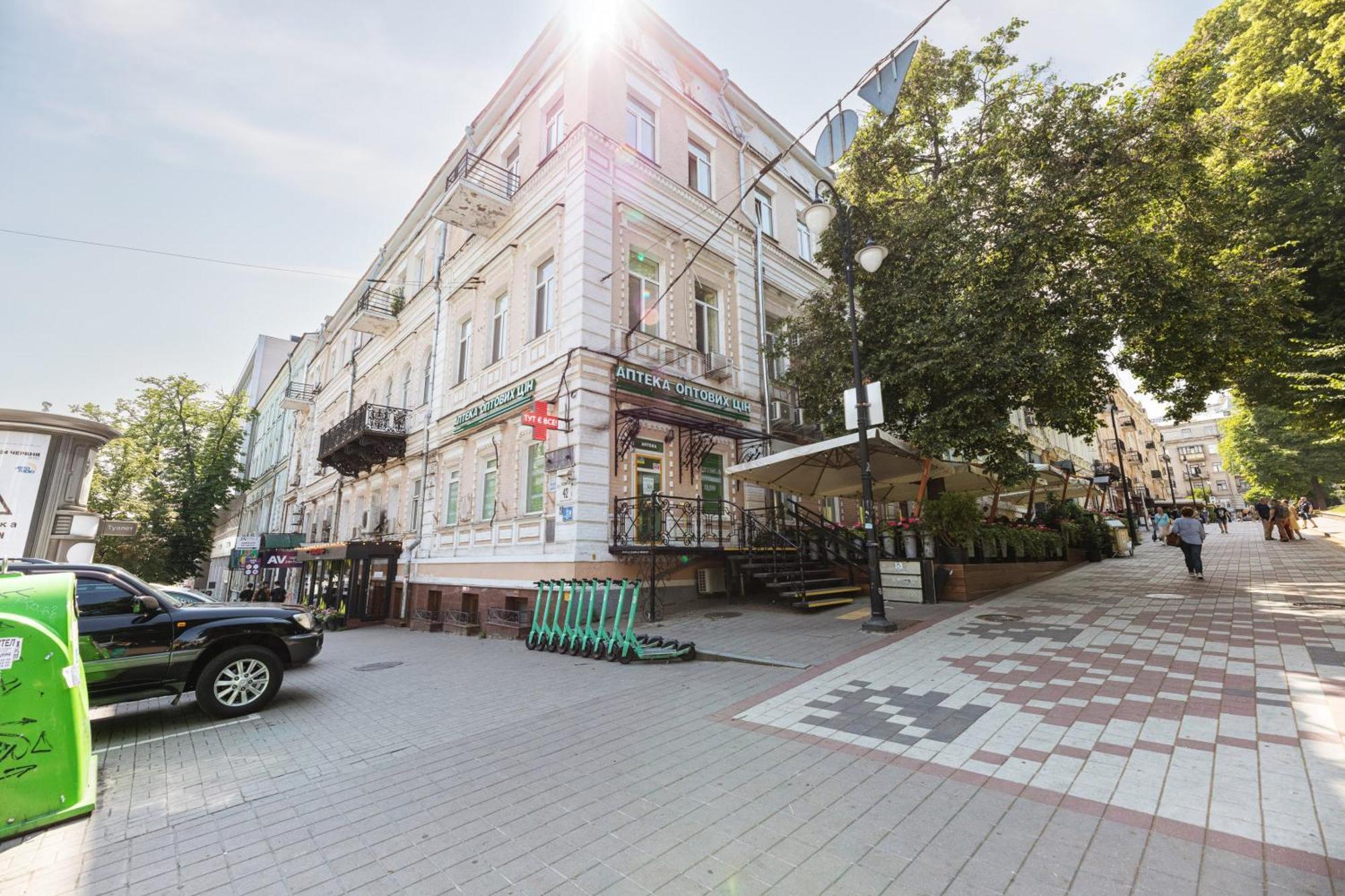 Guest House "Vladimirskaya 42" Kiev Bagian luar foto