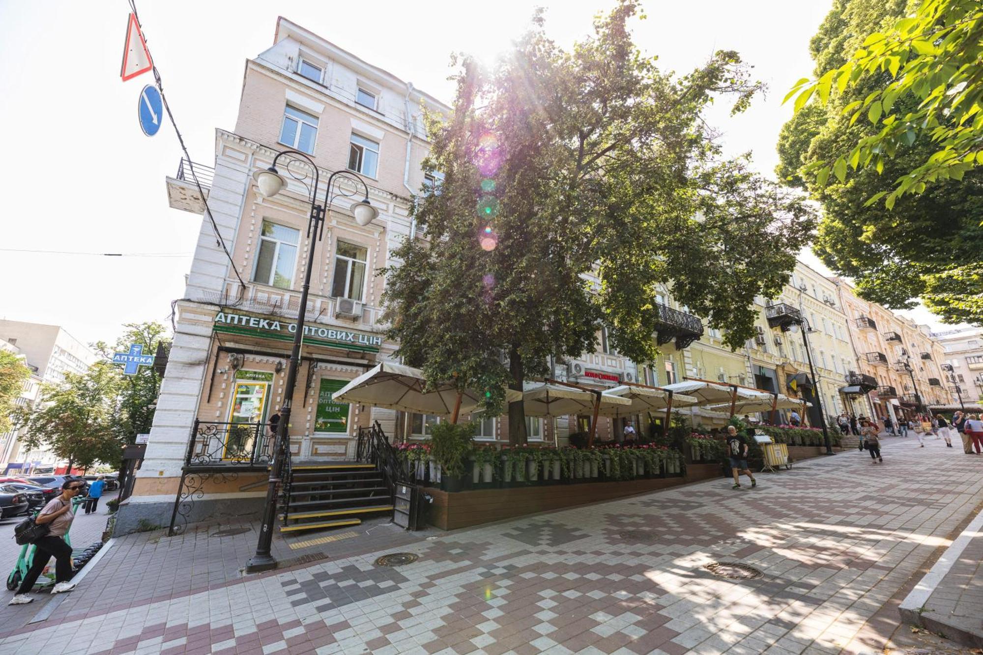 Guest House "Vladimirskaya 42" Kiev Bagian luar foto