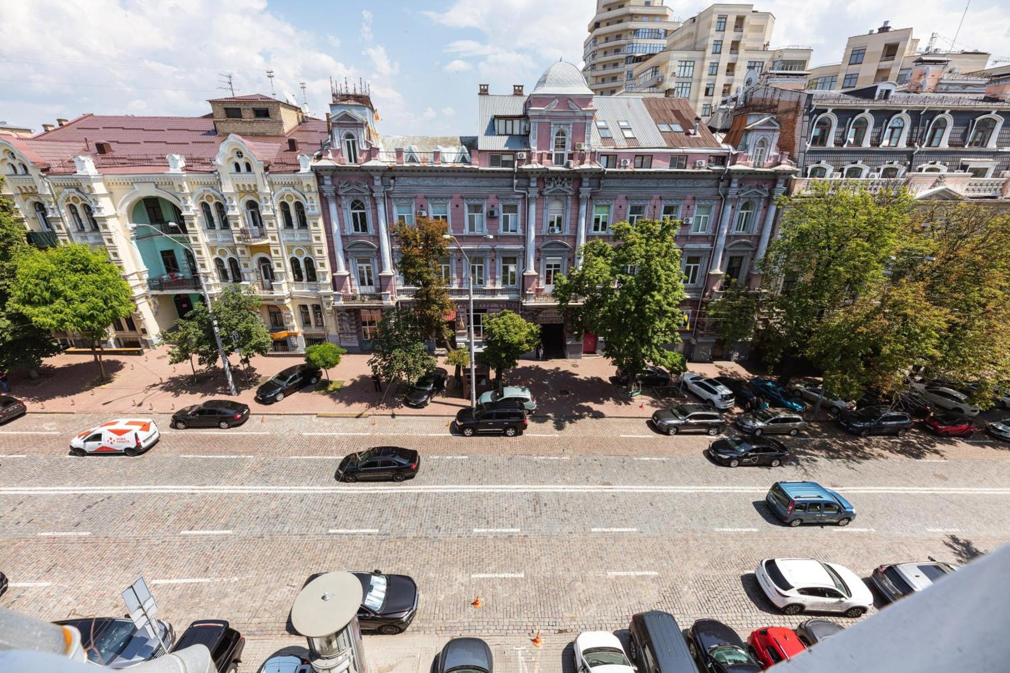 Guest House "Vladimirskaya 42" Kiev Bagian luar foto