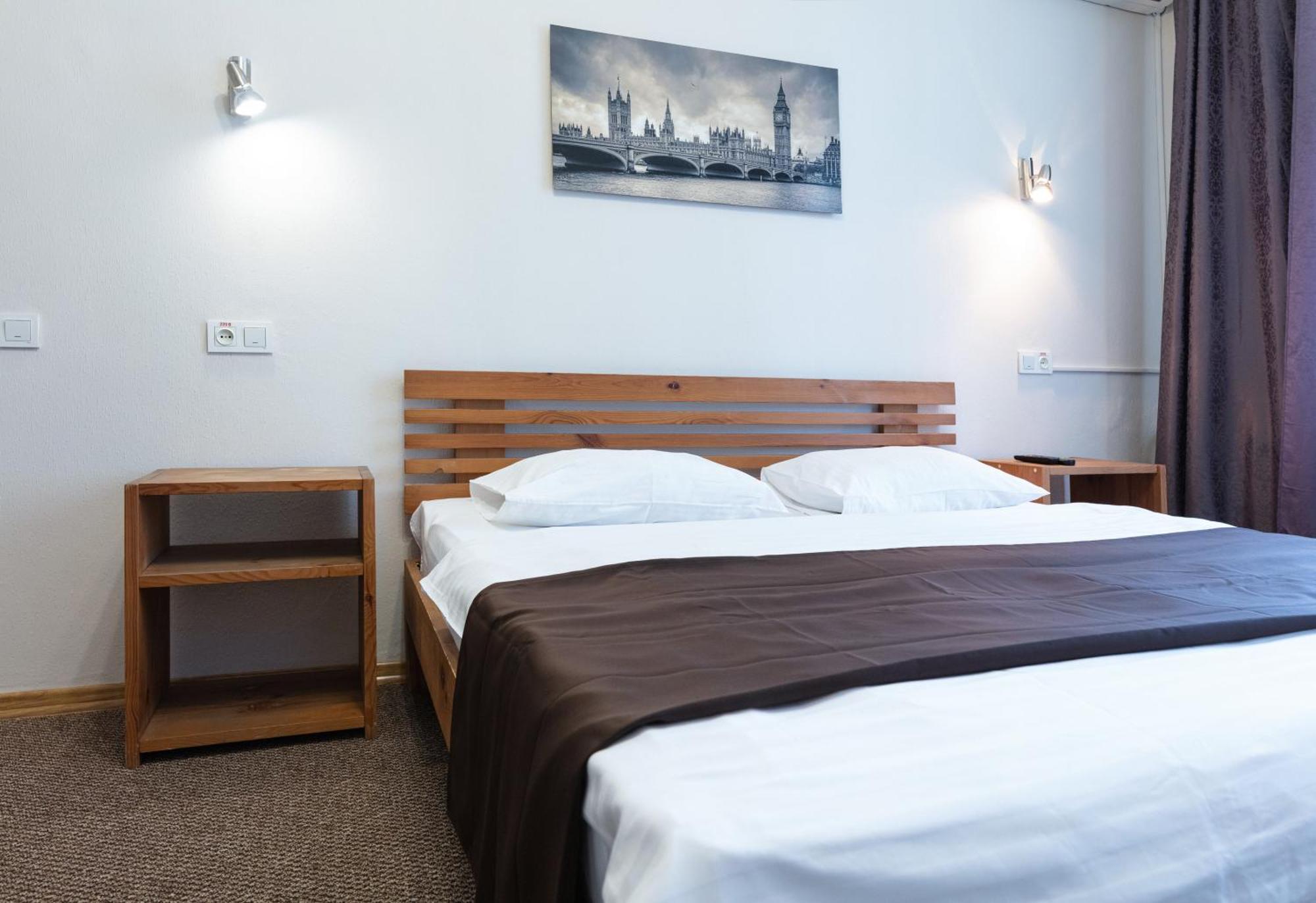 Guest House "Vladimirskaya 42" Kiev Bagian luar foto