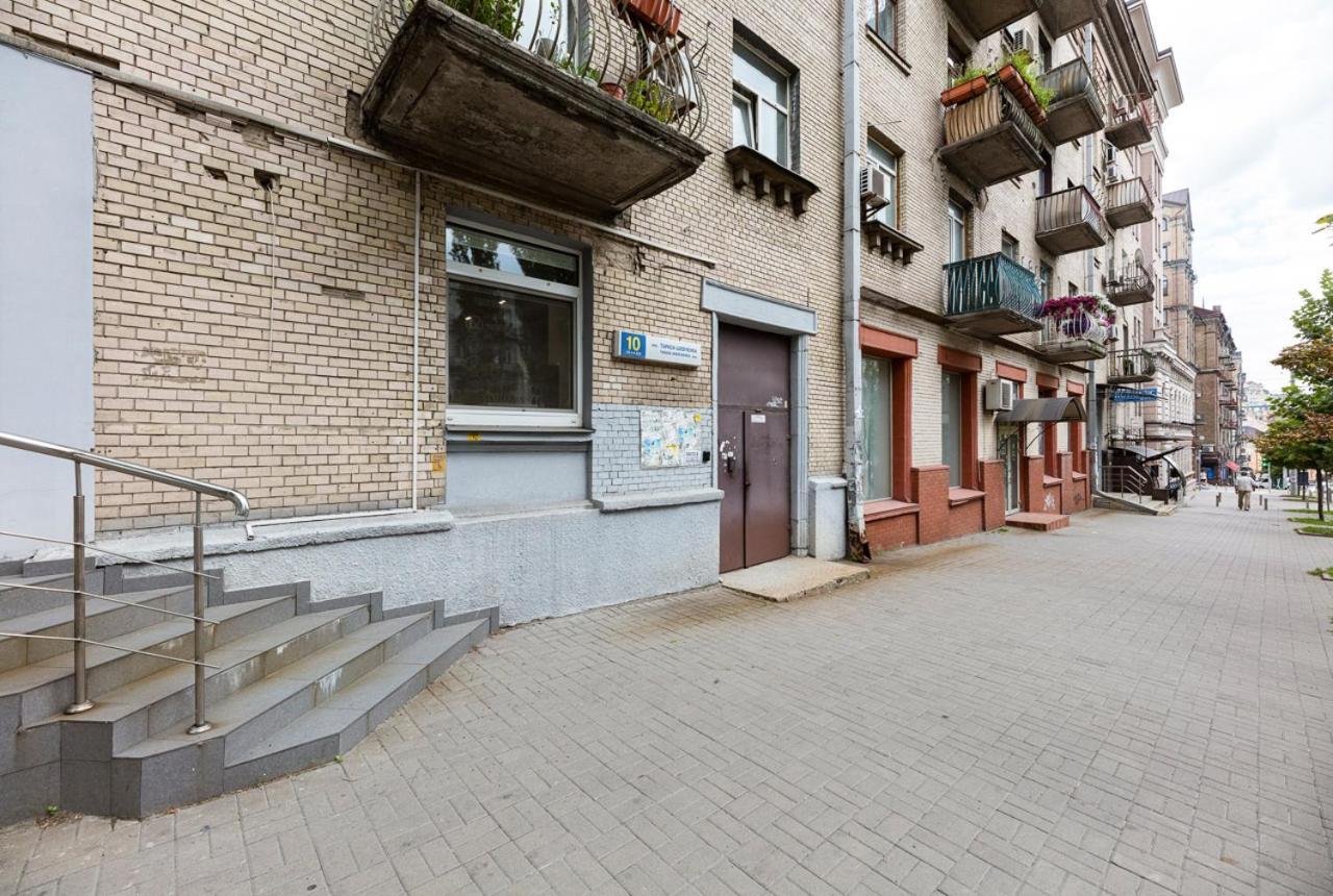Guest House "Vladimirskaya 42" Kiev Bagian luar foto
