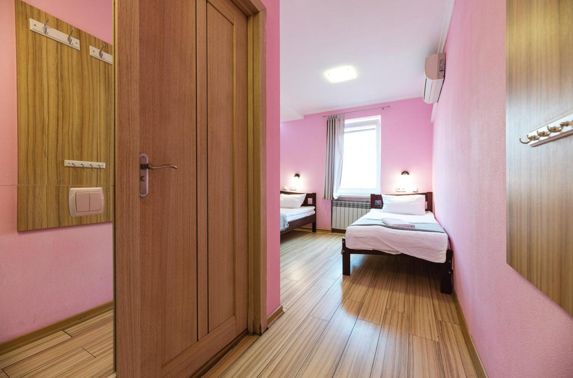 Guest House "Vladimirskaya 42" Kiev Bagian luar foto