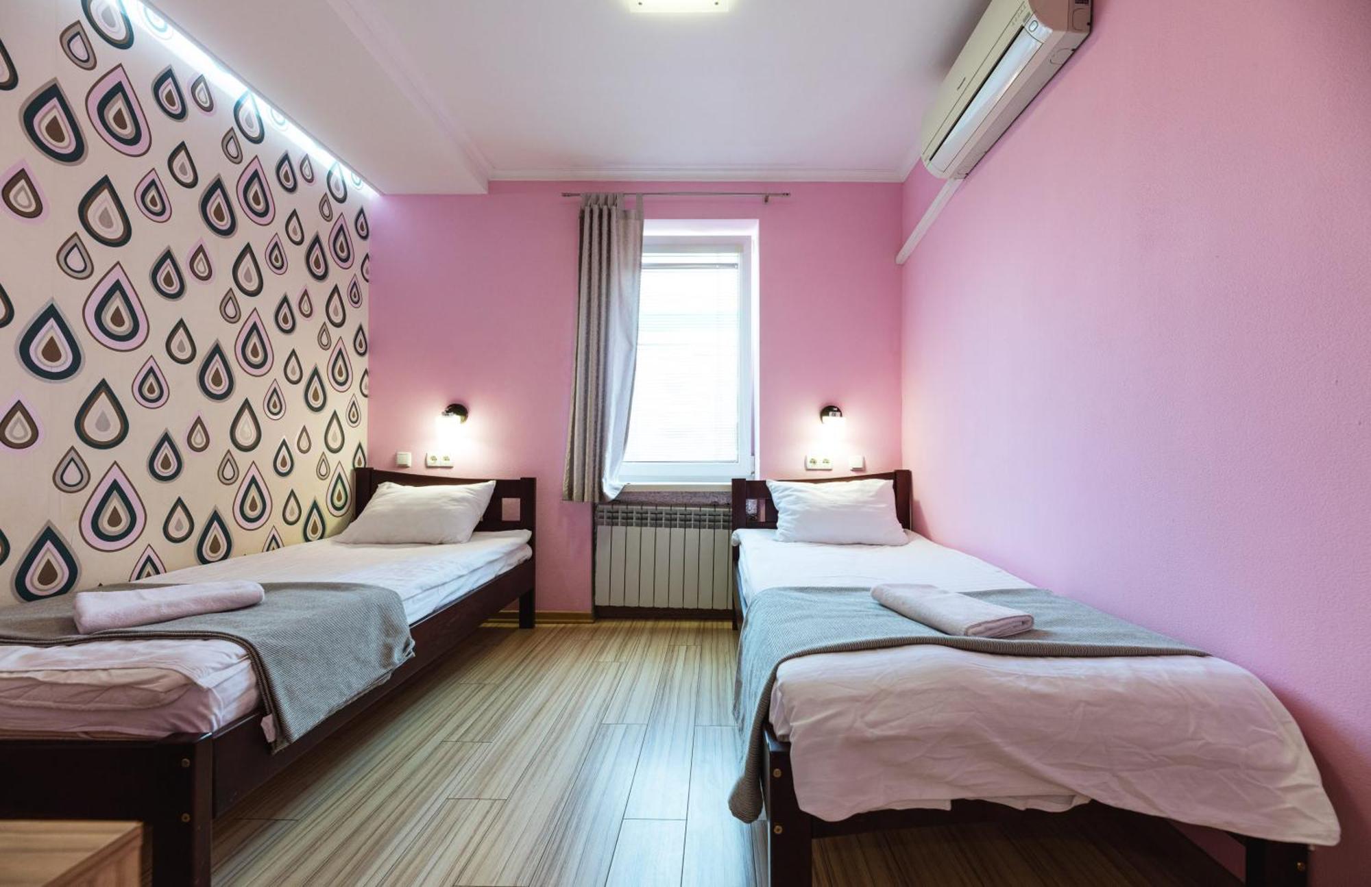 Guest House "Vladimirskaya 42" Kiev Bagian luar foto