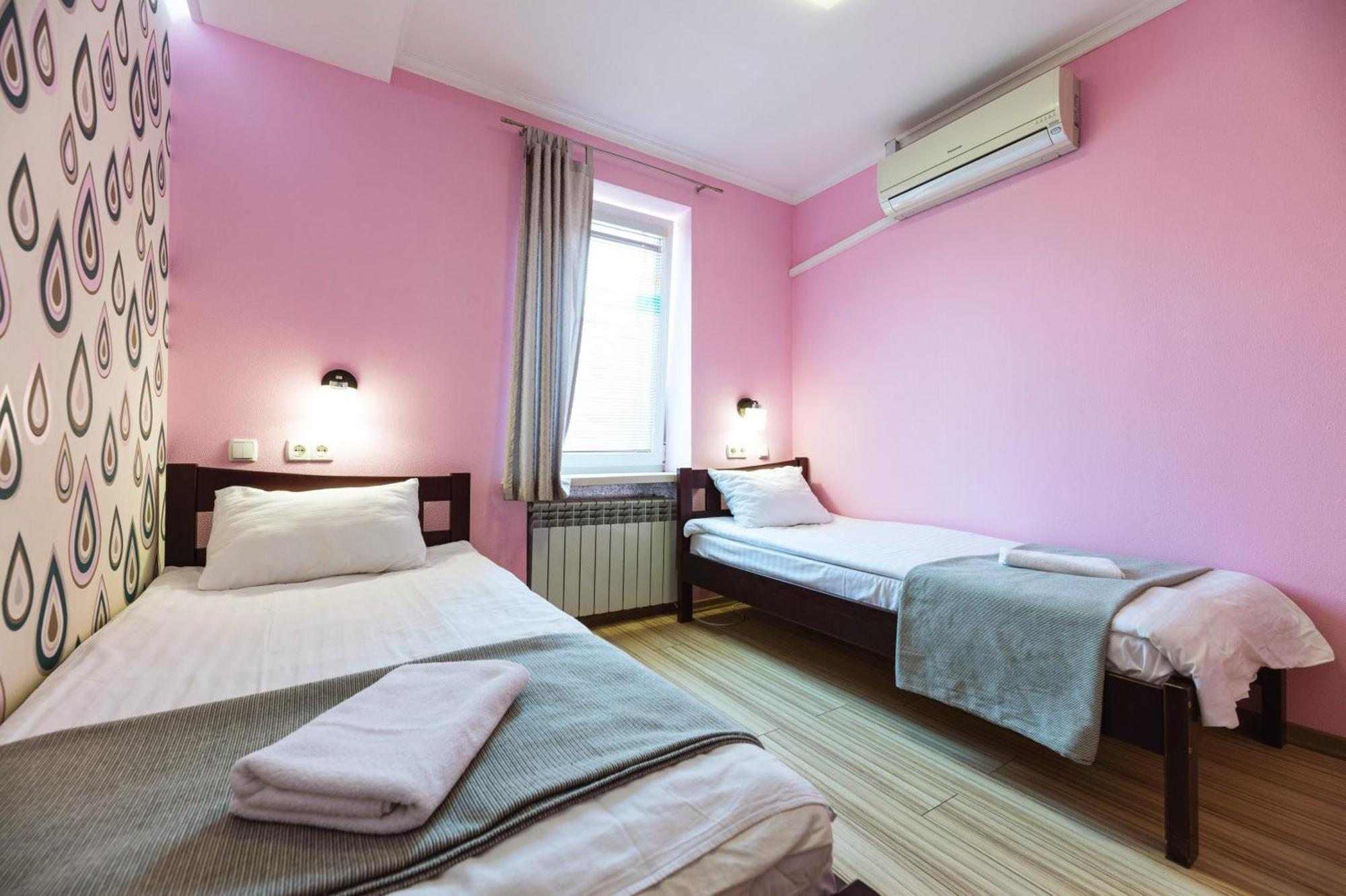 Guest House "Vladimirskaya 42" Kiev Bagian luar foto
