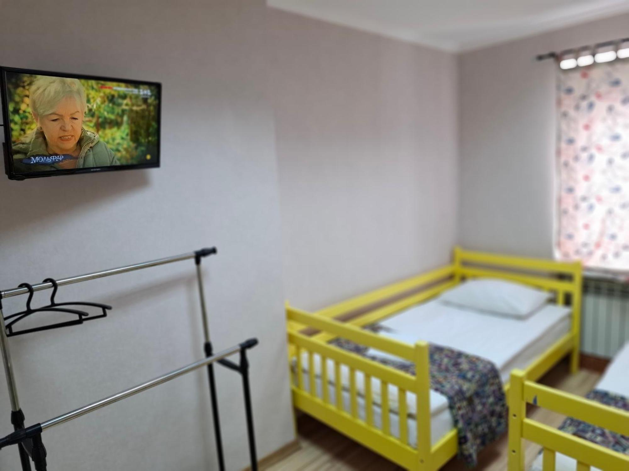 Guest House "Vladimirskaya 42" Kiev Bagian luar foto