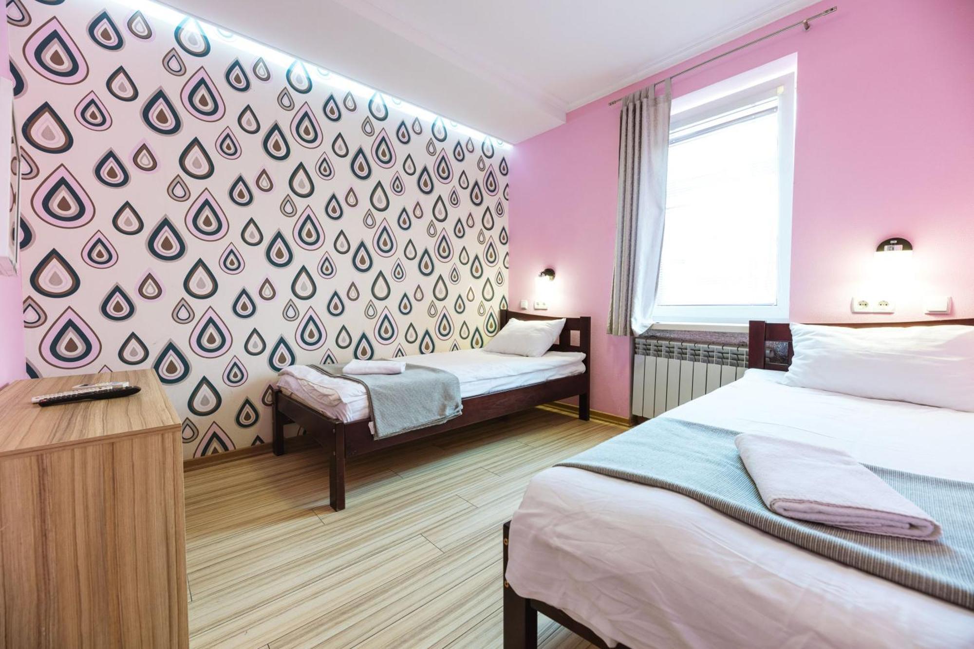Guest House "Vladimirskaya 42" Kiev Bagian luar foto