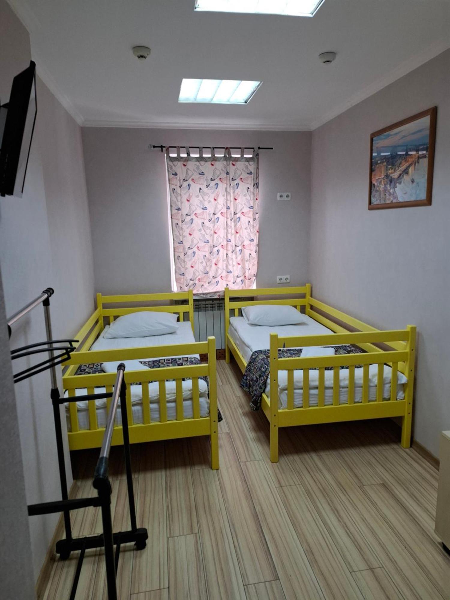 Guest House "Vladimirskaya 42" Kiev Bagian luar foto