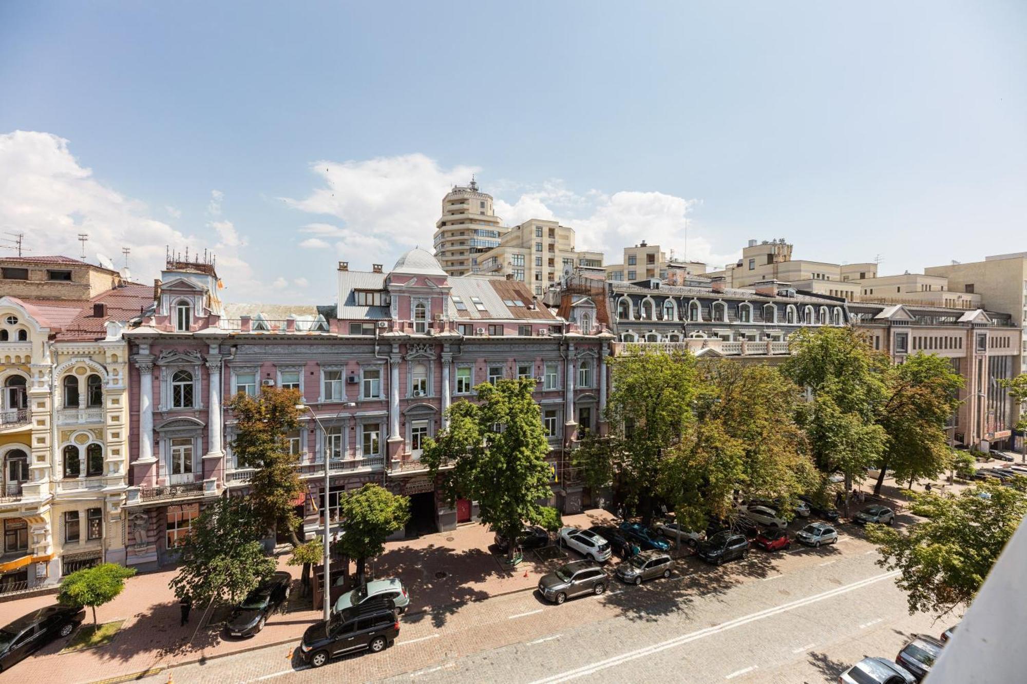 Guest House "Vladimirskaya 42" Kiev Bagian luar foto