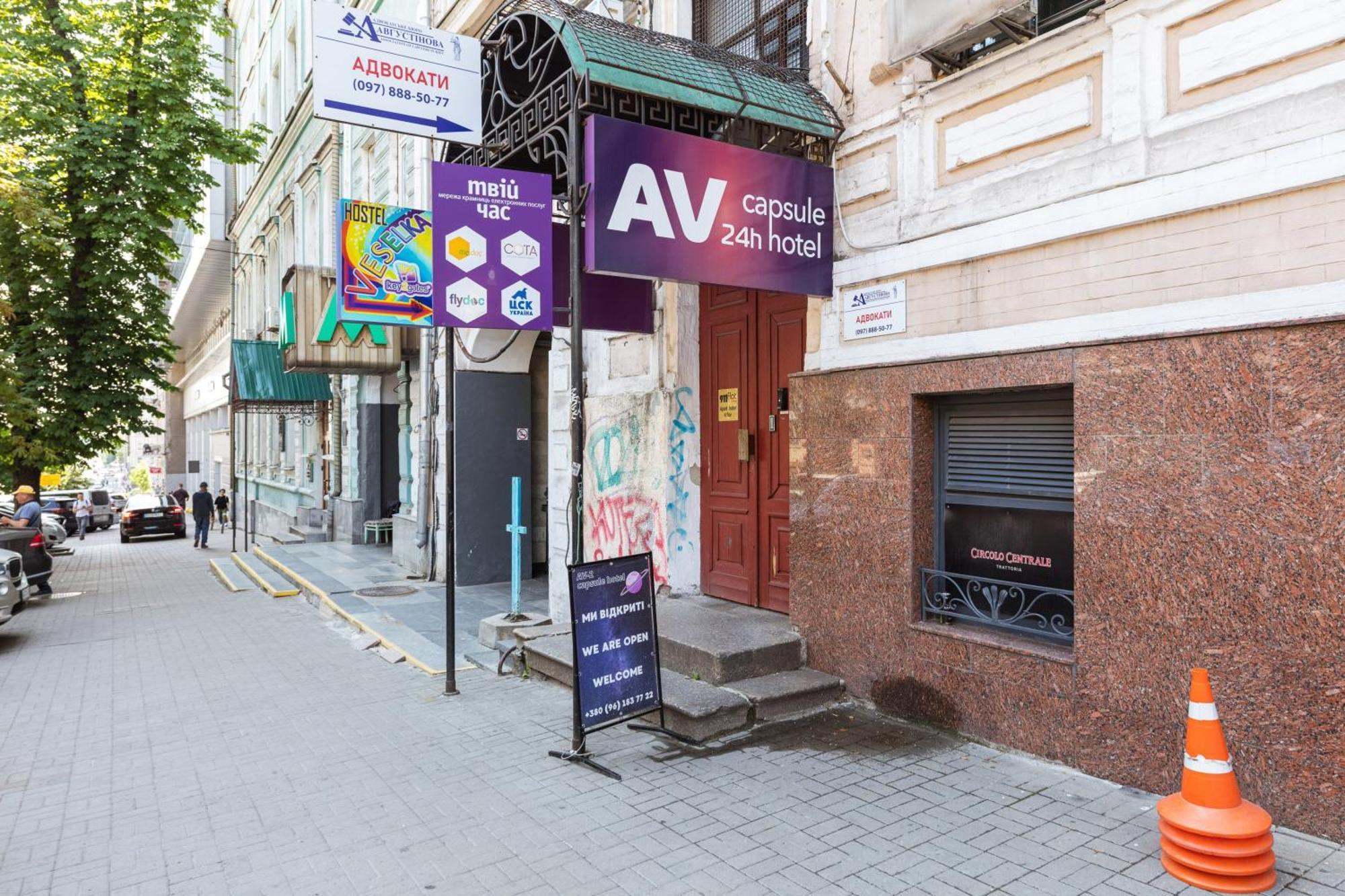 Guest House "Vladimirskaya 42" Kiev Bagian luar foto